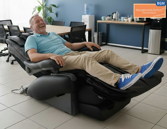Mann liegt lachend im BGM Massagesessel Mann liegt lachend im BGM Massagesessel